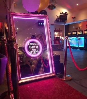 Selfie Mirror Photo Booth – Vancouver PartyWorks